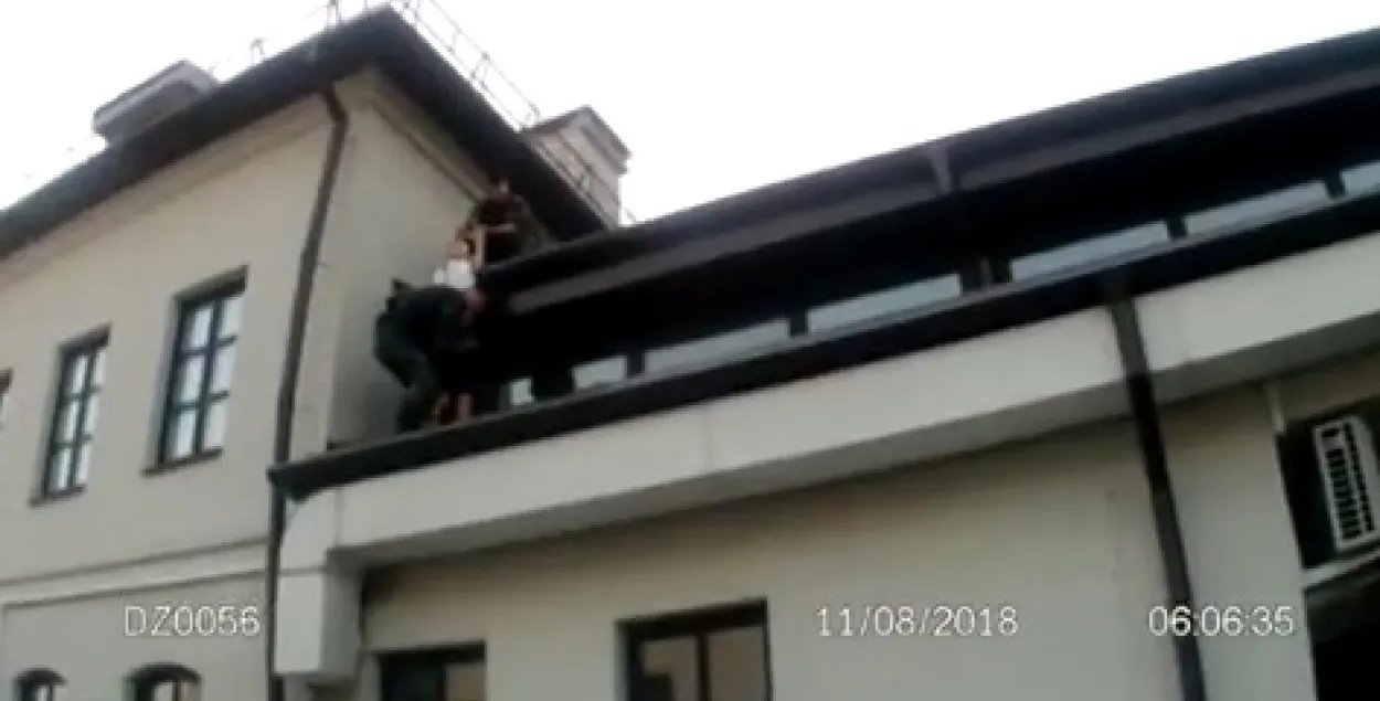 З'явілася відэа, як амапаўцы ратавалі дзяўчыну, якая хацела скокнуць з даху
