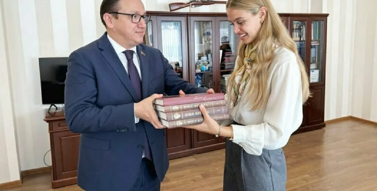 Пропагандист решил лично передать книги красавице / ОНТ