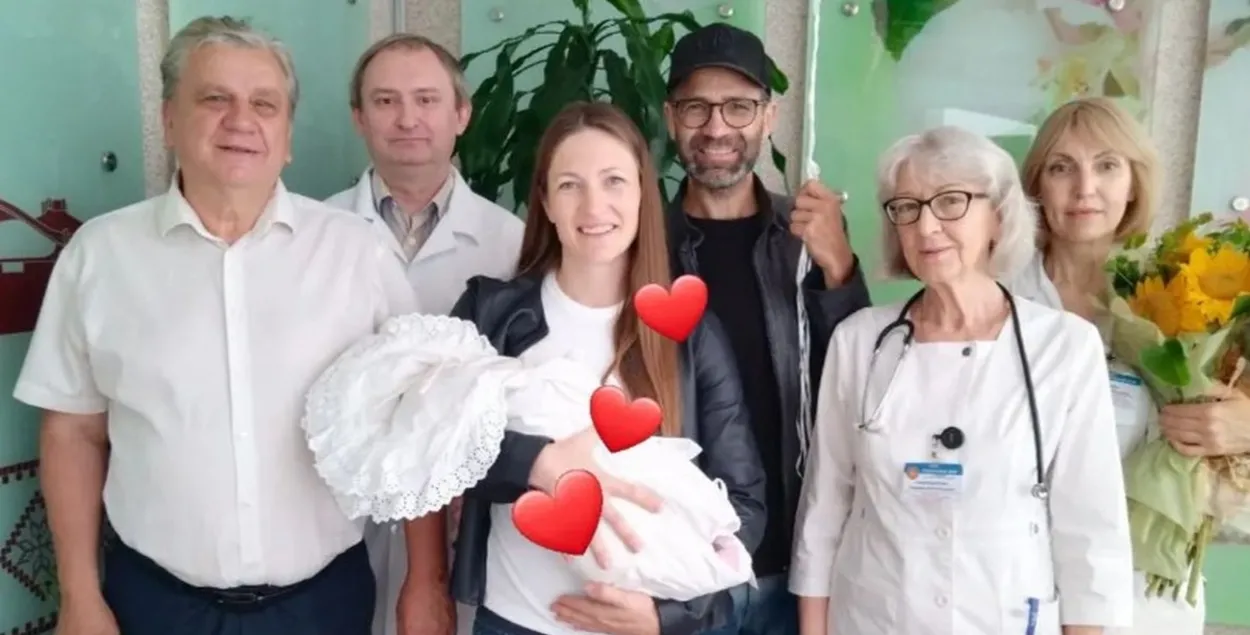 Дарья Домрачева и Уле Эйнар Бьорндален с дочкой и медиками 5-й больницы Минска