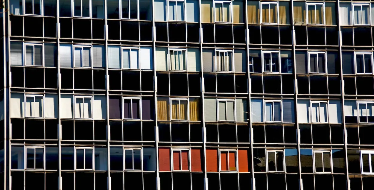 Apartments in a residential building / pexels.com