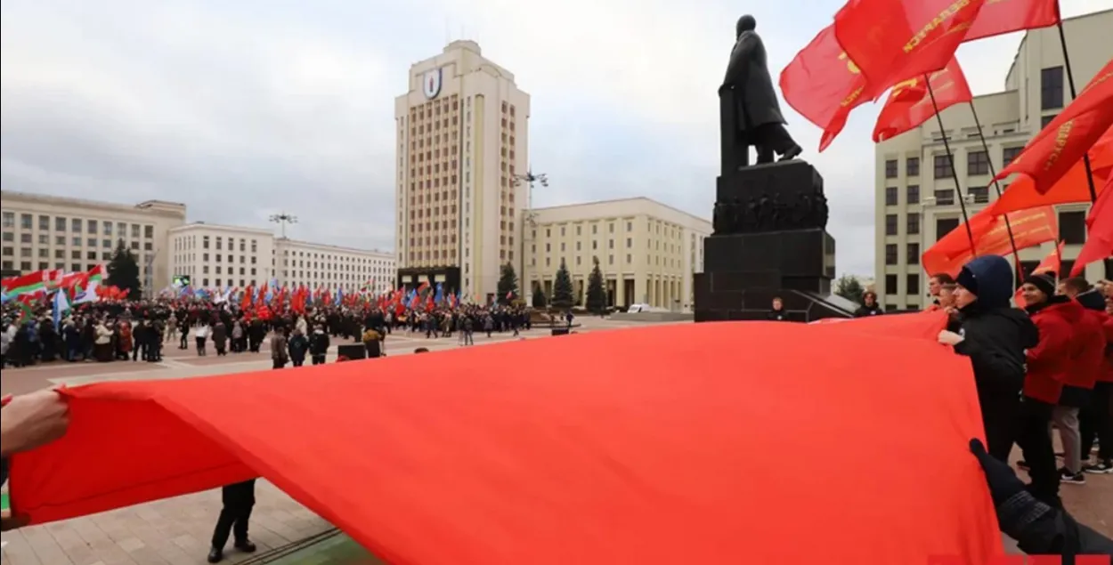 Возложение цветов на площади Независимости&nbsp;