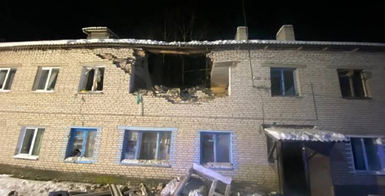 На другім паверсе частка сцяны і перакрыццяў абрынуліся