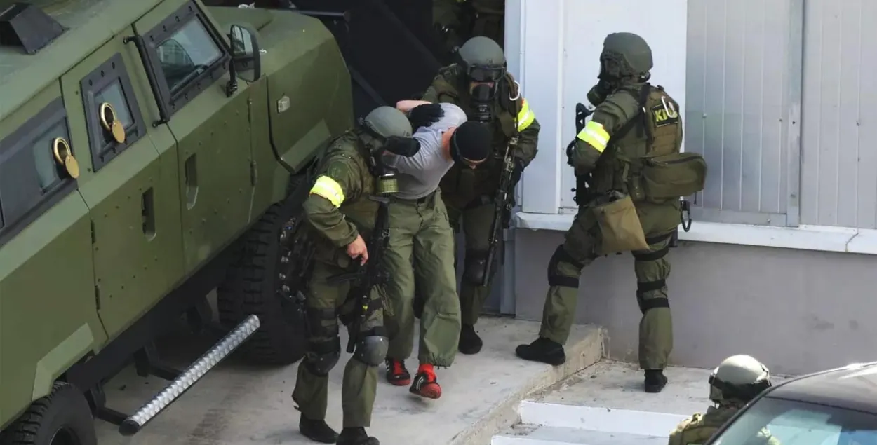 Сотрудникам КГБ разрешат стрелять в толпе