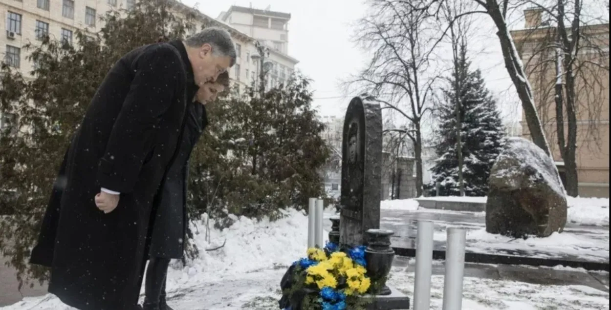 Пётр Парашэнка з сваёй жонкай Марынай каля помніка Міхаілу Жызнеўскаму, студзень 2018 года