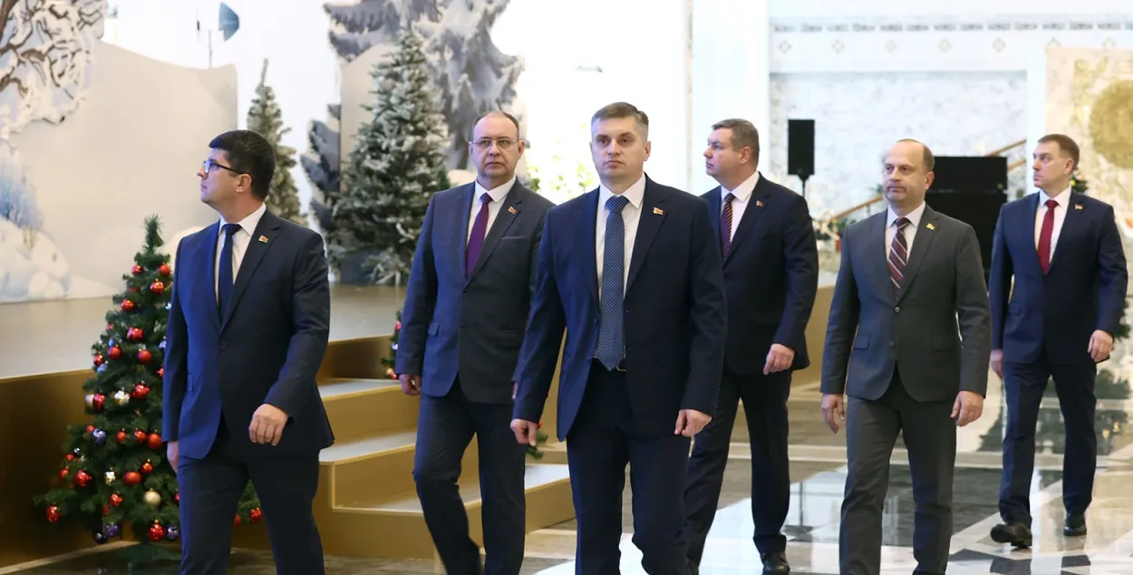 Сяргей Бабовіч (крайні справа) трапіў у Палац Незалежнасці