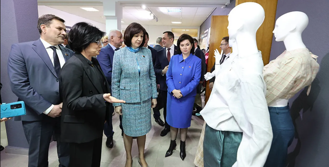 Наталля Качанава падчас адной са сваіх рабочых паездак / Белта
