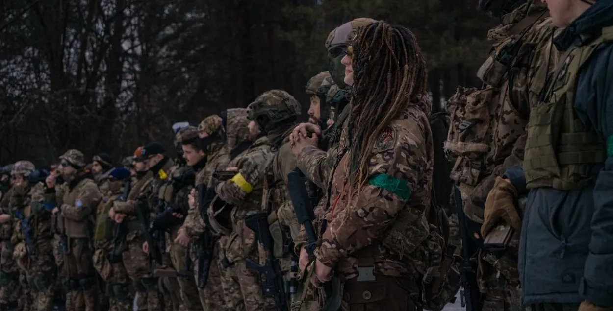 Украинские бойцы ведут бои с численно преобладающим противником

