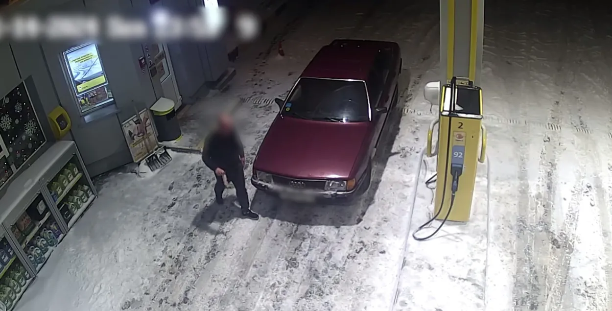 Стоп-кадр видео с камеры наблюдения на заправке&nbsp;
