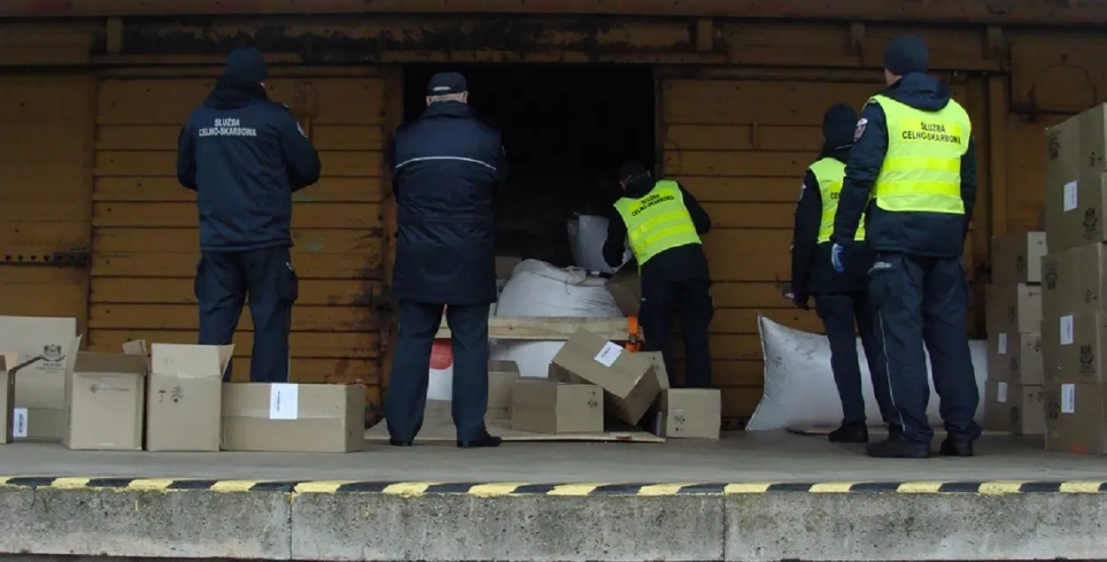 Smuggled cigarettes in a freight train / lubelskie.kas.gov.pl

