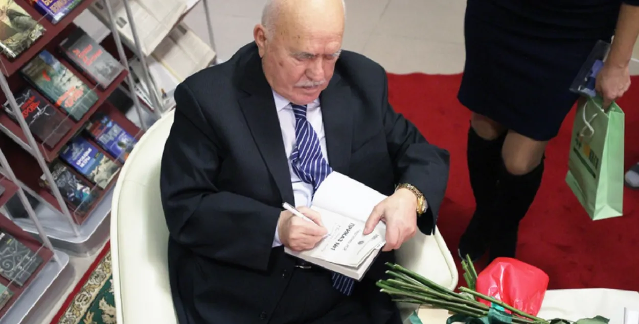 Мікалай Чаргінец падпісвае адну са сваіх шматлікіх кніг
