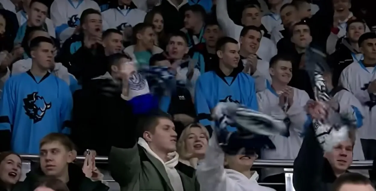 Заўзятары мінскага "Дынама" на матчы з "Куньлунем"

