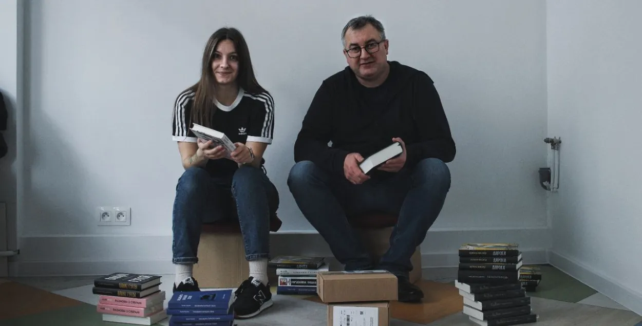 Наста Карнацкая і Андрэй Янушкевіч у варшаўскім памяшканні "Кнігаўкі"
