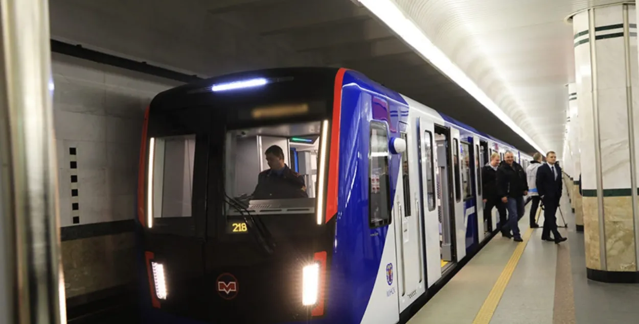 Поезд метро
