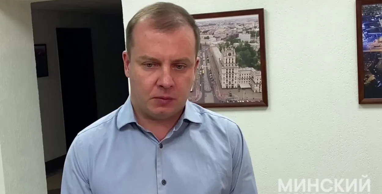 Почему он извинился?
