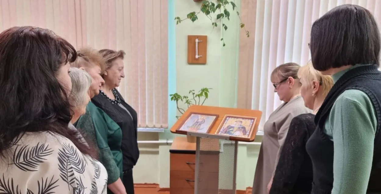 Педагогі на Камчатцы натхнёна глядзяць на Бандэру і суддзю з Баранавічаў
