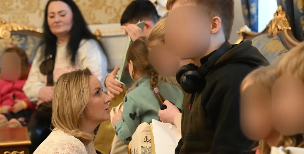 Дети в посольстве Катара
