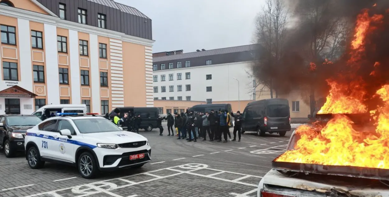 Перад "выбарамі" сілавікі зладзілі заняткі па "працы" на выбарчых участках
