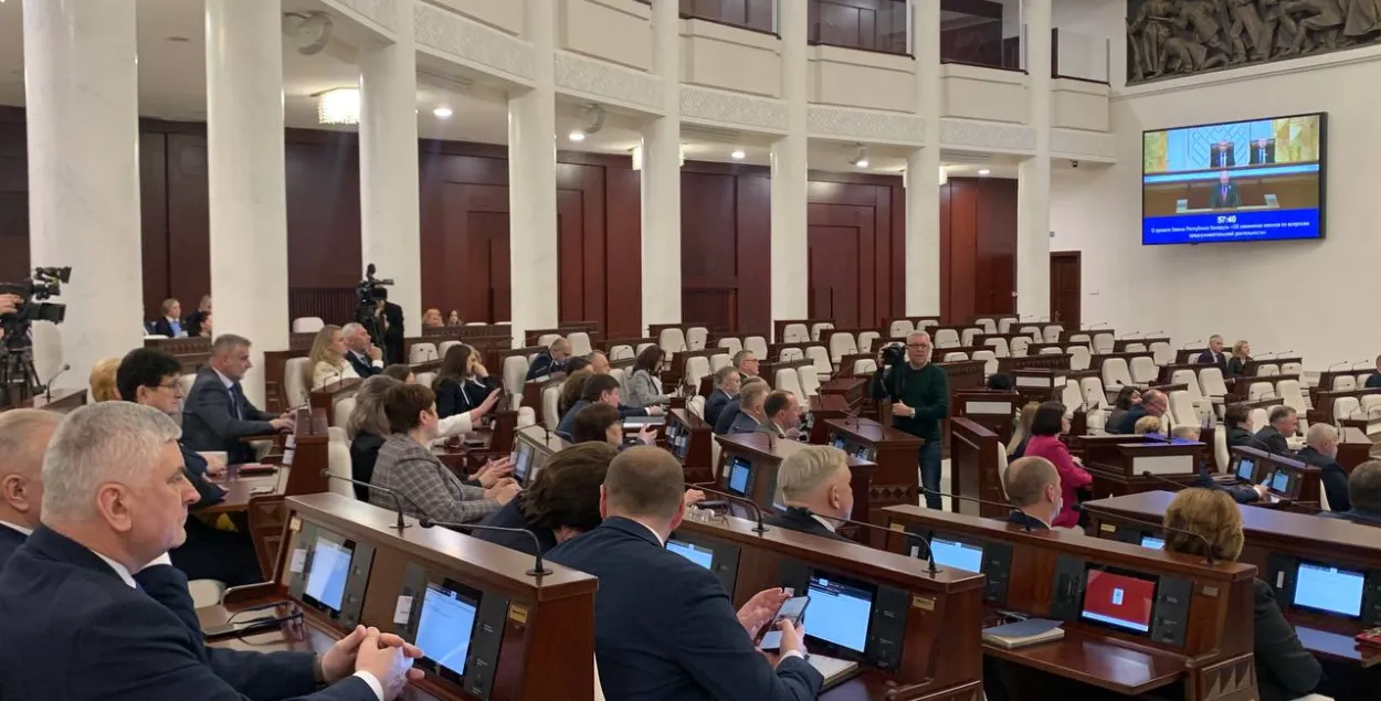 Дэпутаты ў свой апошні дзень зрабілі "падарунак" ІП

