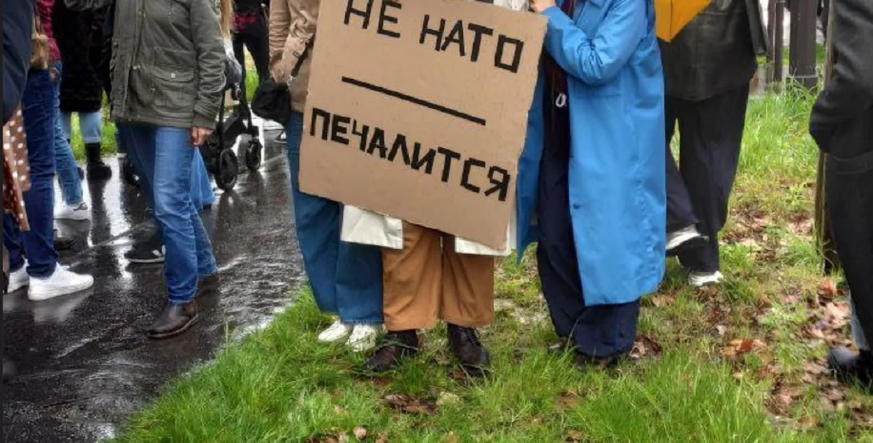 Плакат на акции в Париже, посвященной выборам в России
