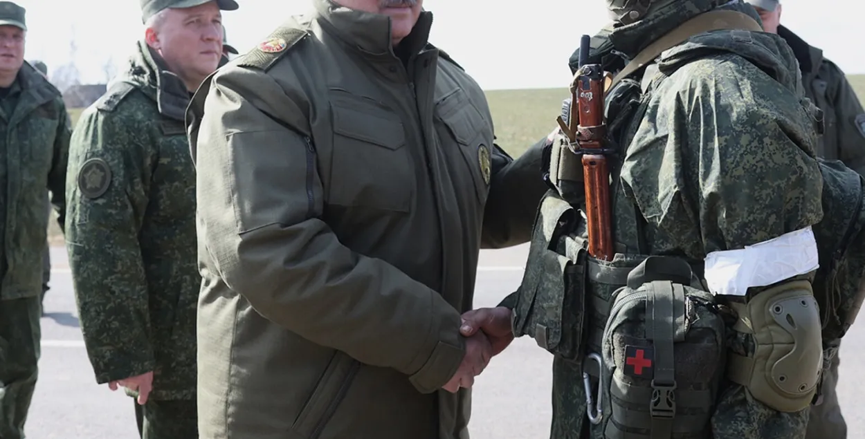 Александр Лукашенко во время поездки в Ошмянский район
