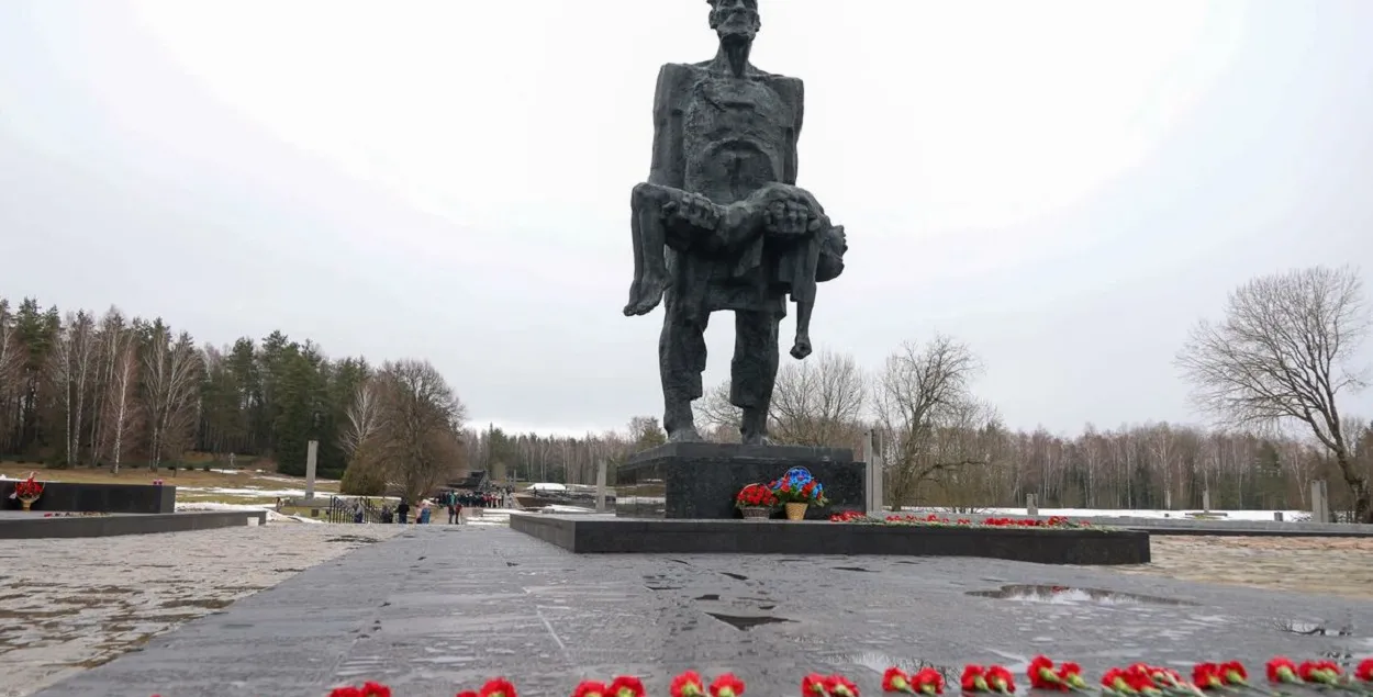 У мемарыяльным комплексе "Хатынь"
