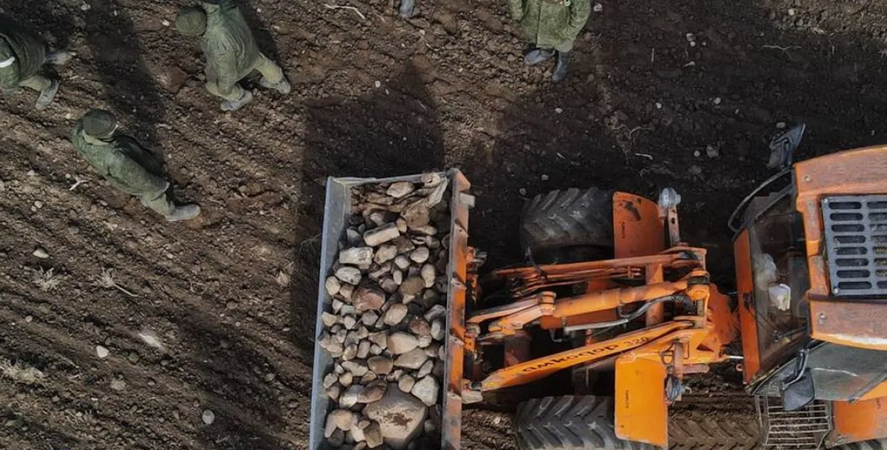 Вайскоўцы яшчэ некалькі тыдняў будуць збіраць камяні
