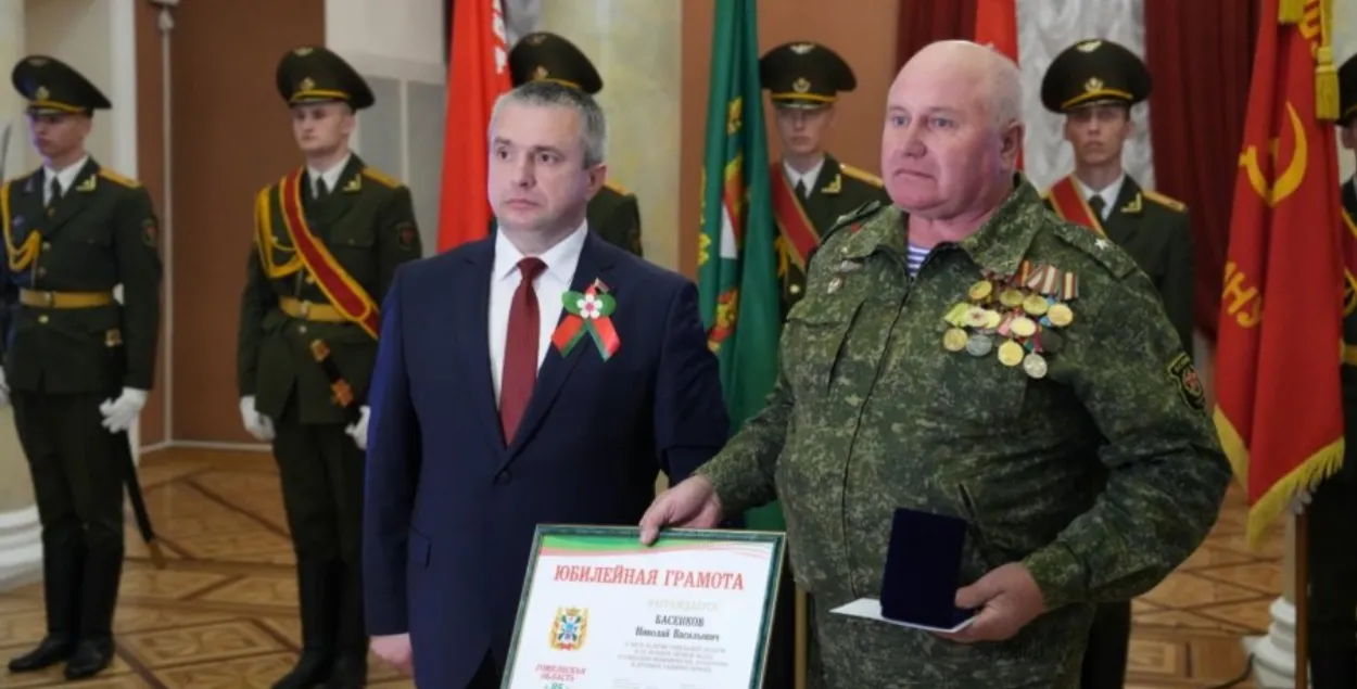 Старшыня аблвыканкаму Крупко уручае грамату Басянкову ў 2023 годзе&nbsp;
