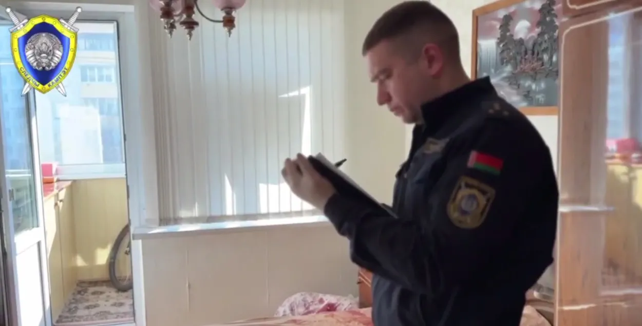 Следчы працуе на месцы здарэння
