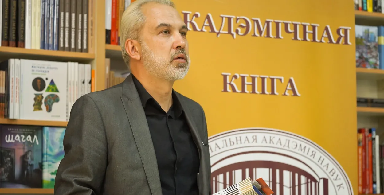 Ольгерд Бахаревич с&nbsp;романом "Собаки Европы" в минской "Академкниге" в 2019 году
