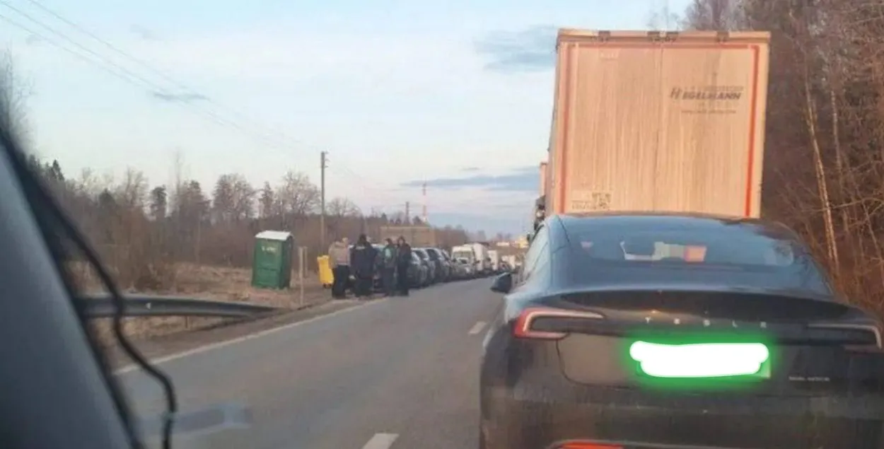 Чарга на латвійска-беларускай мяжы
