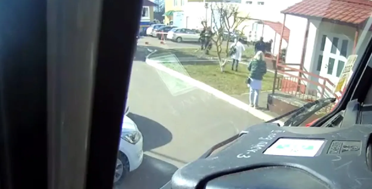 Каля паліклінікі ў Калодзішчах
