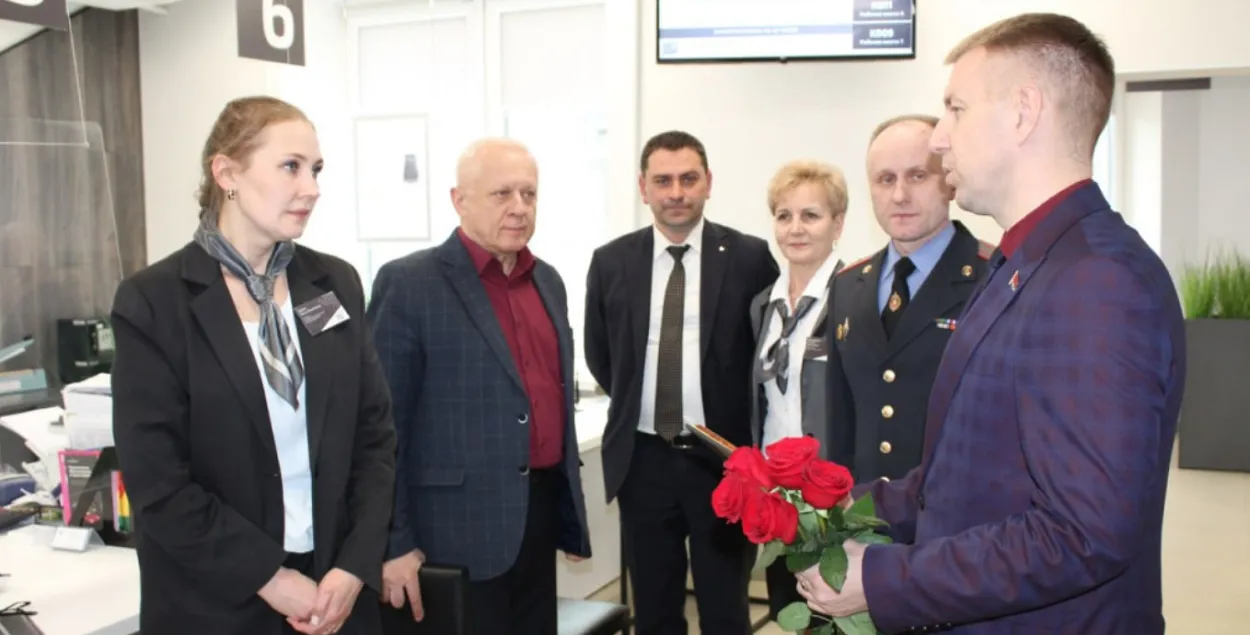 Банкаўскай работніцы ўручылі падзяку і каштоўны падарунак
