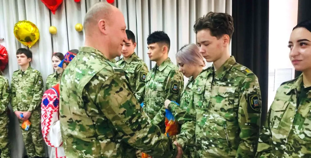 Дзіцячы "ваенна-патрыятычны" клуб, ілюстрацыйнае фота
