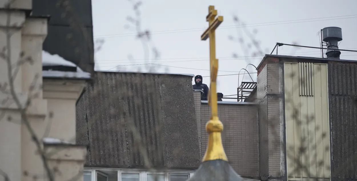 Сілавік дзяжурыць на даху дома побач з царквой, дзе пройдзе адпяванне Аляксея Навальнага
