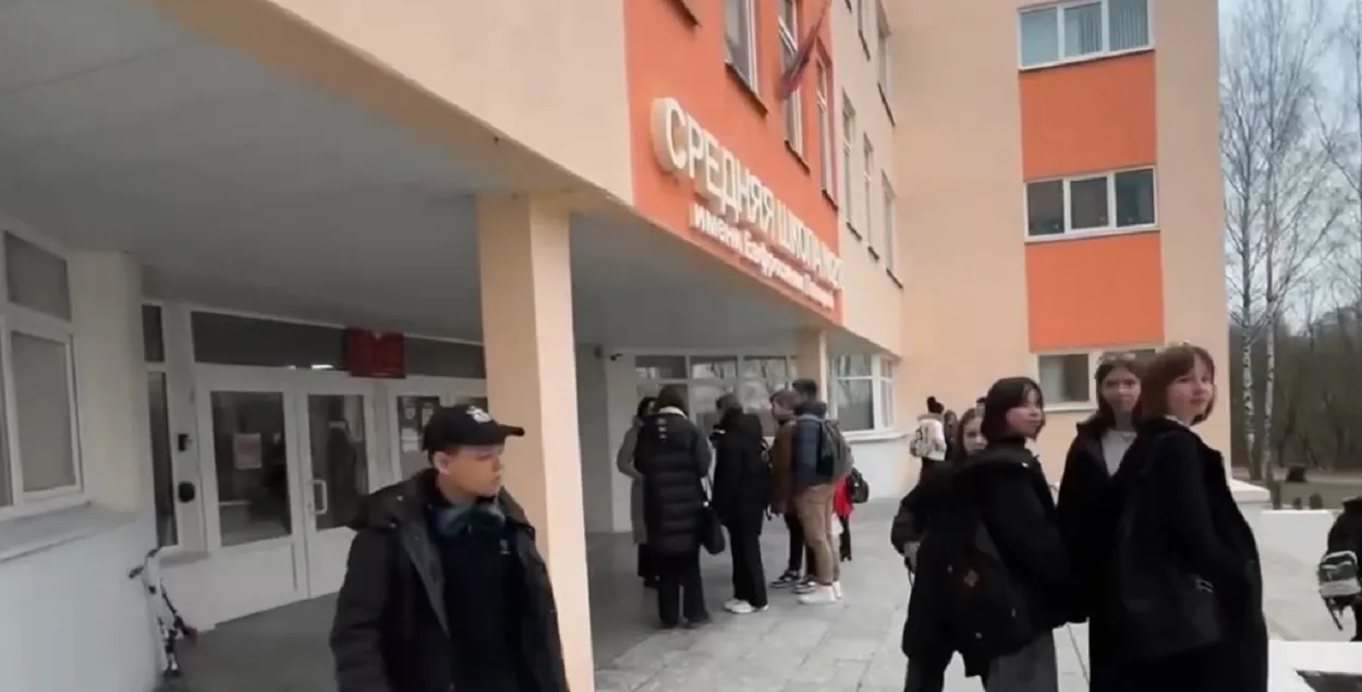 Всех учеников вывели из здания еще до приезда спасателей
