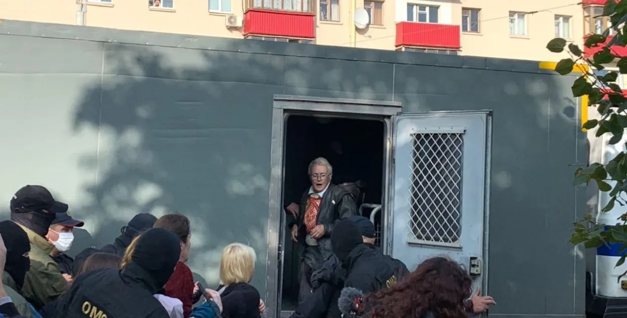В автозаке Нина Богинская, сентябрь 2020-го
