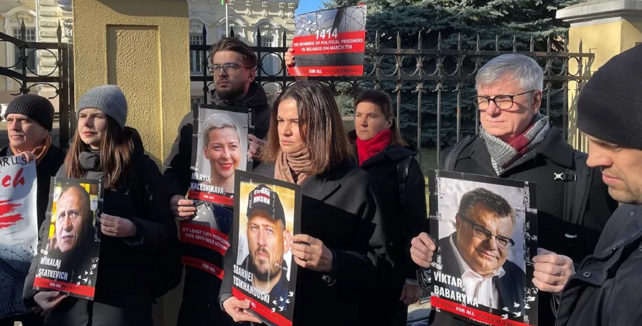 Светлана Тихановская возле посольства РБ в Вильнюсе
