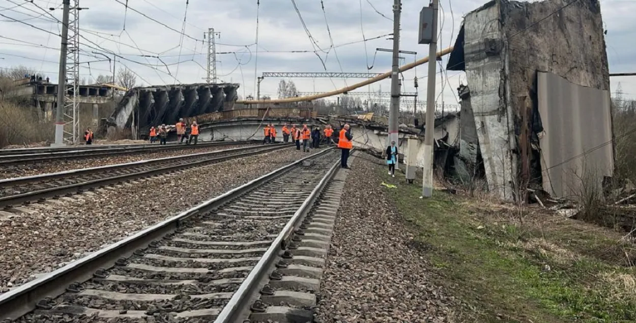 На месте происшествия нужно разбирать завалы
