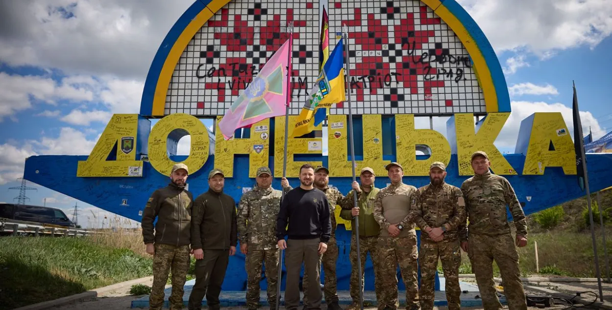 Уладзімір Зяленскі з вайскоўцамі
