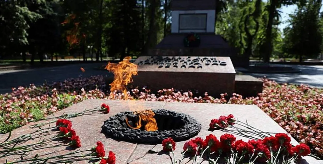 Вечны агонь ля помніка ў парку імя Жылібера ў Гродне
