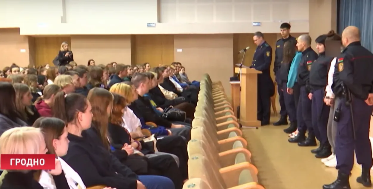 Руки девушек были в наручниках
