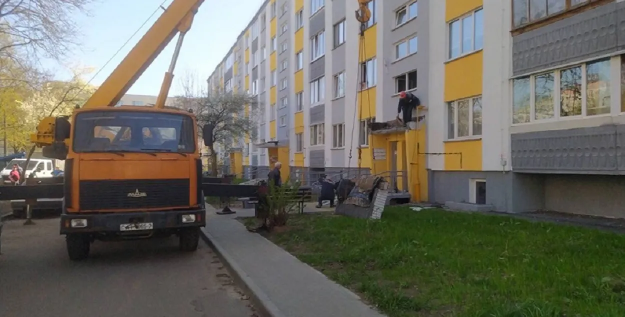 Специалисты обследуют козырьки других семи подъездов дома
