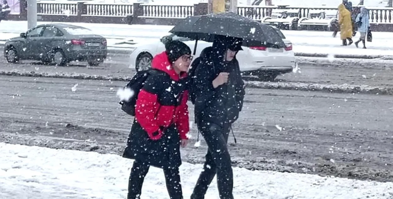 На выходных у Беларусі будзе снег, дождж і галалёдзіца
