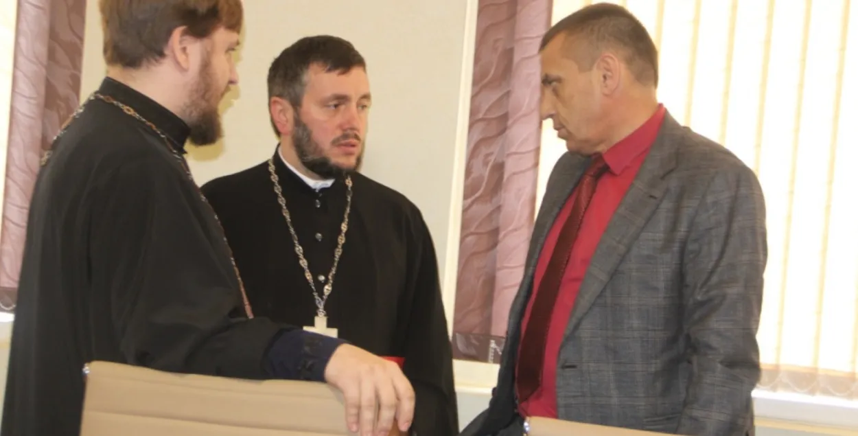 Местные власти благодарны священникам за "спокойствие среди прихожан"
