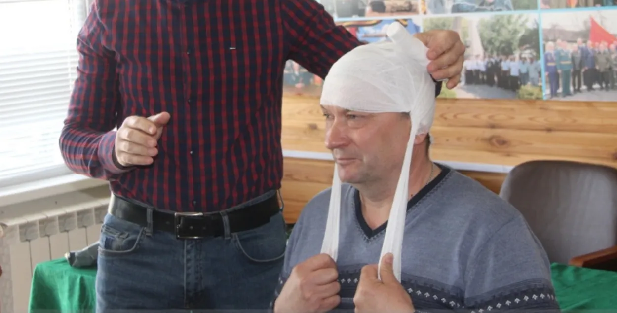 На занятиях показывали, как делать перевязки при ранениях
