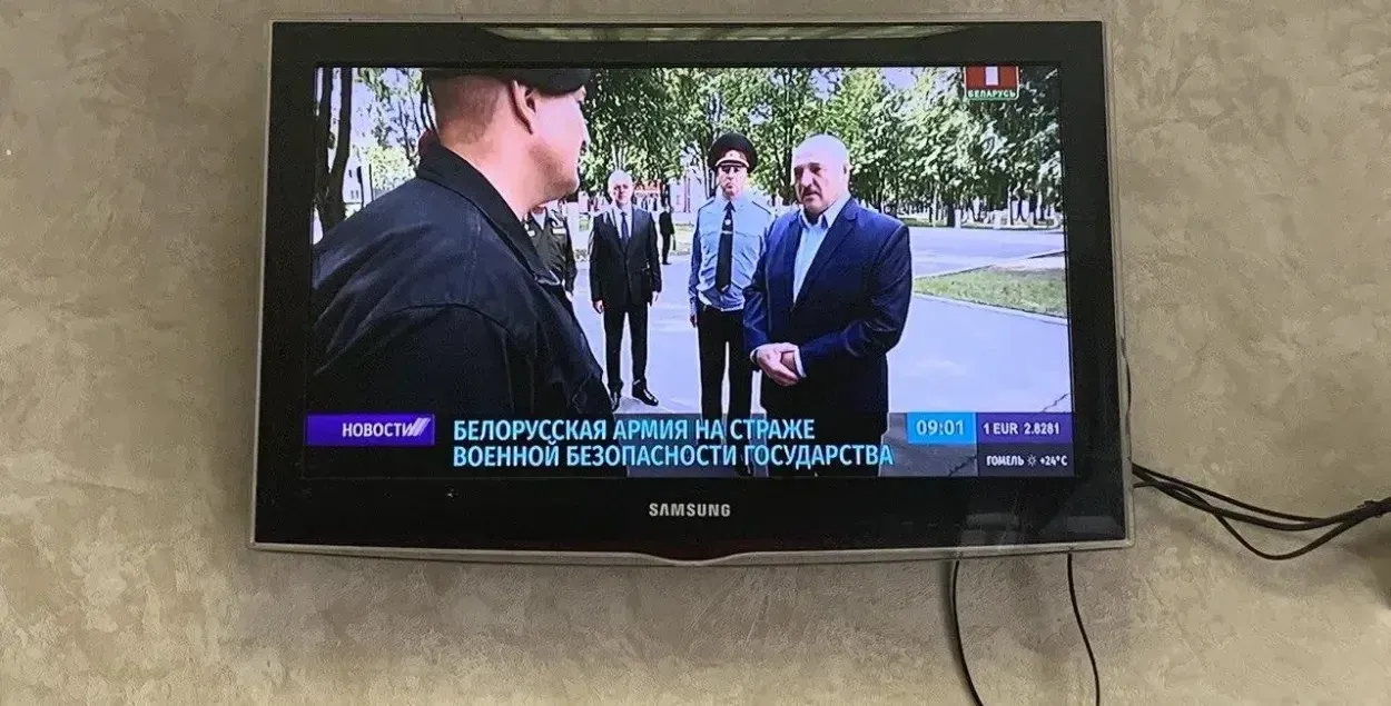 Мужчыну дастаў тэлевізар?
