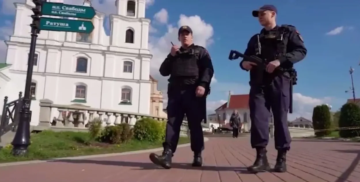 Міліцыя з аўтаматамі ля Кафедральнага сабора ў Мінску ў Вербную Нядзелю
