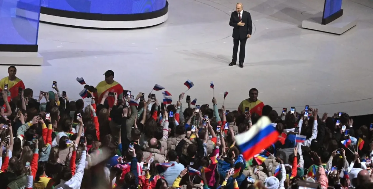 Владимир&nbsp;Путин на фестивале молодежи в Сочи

