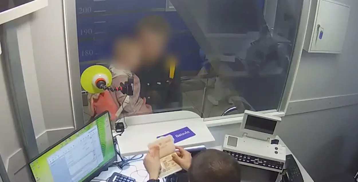 На пашпартным кантролі
