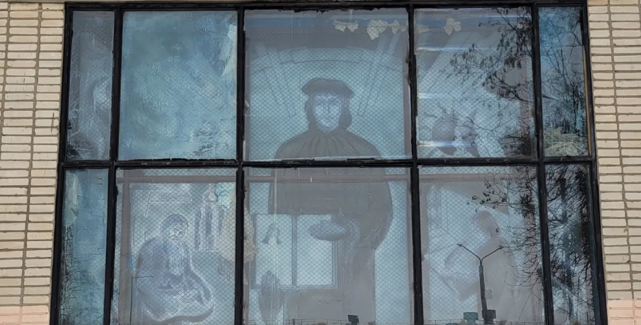 This is how the stained glass window looked in the school in Salihorsk / facebook.com/monumentalartby
